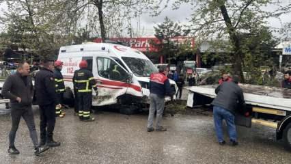 Zonguldak'ta ambulansla otomobil çarpıştı! 2 kişi ağır yaralandı