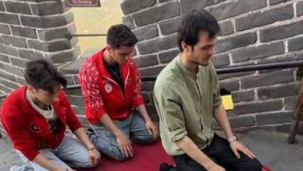 Dünya Şampiyonu milli sporcu Çin Seddi'nin zirvesinde namaz kıldı
