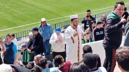 Kötü gidişat sonrası maça gelen hoca tribünde dua etti! Puanı kaptılar