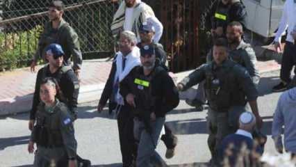 İslam d&uuml;şmanı bakan &ouml;n safta! Harem-i İbrahim Camii'ni bastı!