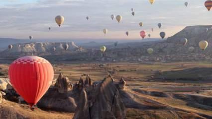 Sıcak hava balonuyla uçan turist sayısı 933 bini geçerek rekor kırdı