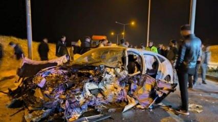 Feci kaza sonrası araç hurdaya döndü: 3 ölü, 2 yaralı