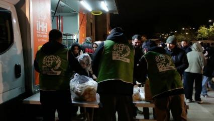 İHH, deprem sonrası sahaya inerek vatandaşlara çorba dağıttı 