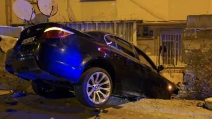 Aracıyla bahçe duvarına giren sürücü otomobilini bırakıp kaçtı