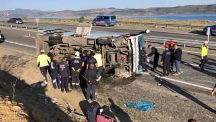 Elazığ'da yolcu midibüsü karşı şeride geçerek yan yattı: 25 yaralı