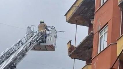 İstanbul'da korkutan anlar: Binanın balkonu çöktü!