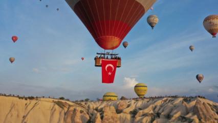 Kutlamalar gökyüzünde başladı: Sıcak hava balonları Türk bayraklarıyla havalandı  