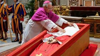 Papa Francis defnedildi! Cenaze töreninden kareler