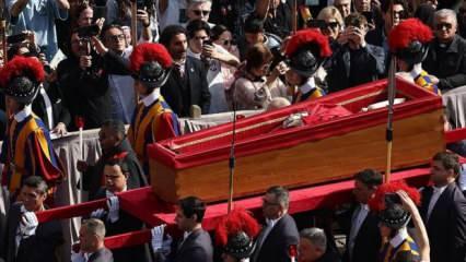 Papa Franciscus'un naaşı taziye ziyaretlerine açıldı