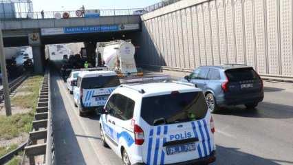 Polisten kaçarken üst geçitten atladı, otomobilin üzerine düştü