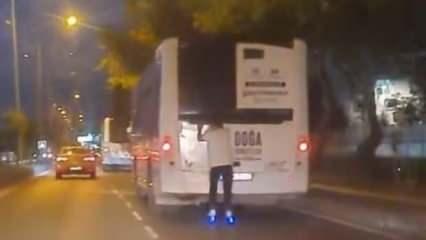 Çanakkale’de patenli bir kişinin otobüsün arkasındaki tehlikeli yolculuğu