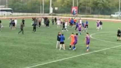 ‘Fair Play’ unutuldu: Şampiyonluk maçında gençler sahnede, yumruklar havada