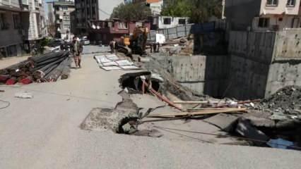 Gaziosmanpaşa'da yol çöktü! Çatlaklar oluşan iki bina tahliye edildi