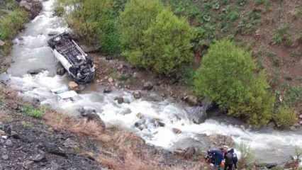 Hakkari'de minibüs dereye uçtu: 2 ölü, 3 yaralı