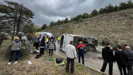 Isparta'da yolcu midibüsü devrildi: Çok sayıda yaralı var!