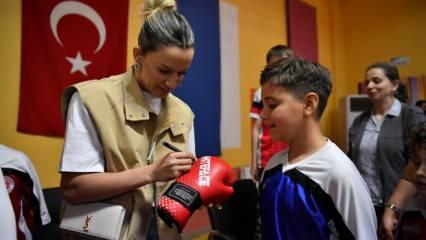 Olimpiyat İkincisi Hatice Akbaş, genç sporcularla bir araya geldi