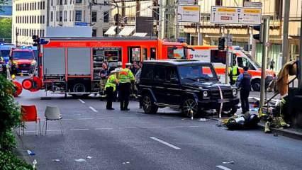 Son dakika: Almanya'da lüks araç kalabalığa daldı! Çok sayıda yaralı var