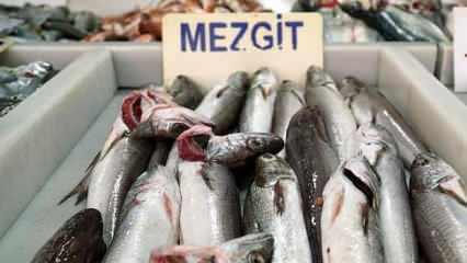 Trabzon'da tezgahlarda istavrit ve mezgit rağbet g&ouml;r&uuml;yor