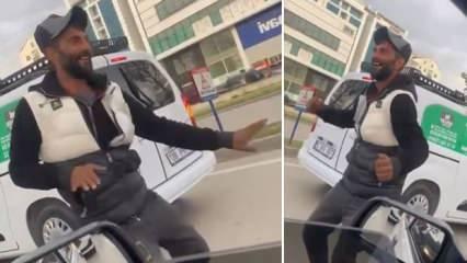 Trafikte renkli görüntü! Müziğin sesine kendini böyle kaptırdı 