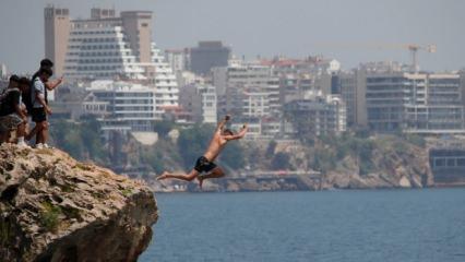 Antalya'da 30 metrelik falezlerden ölümüne atlayış