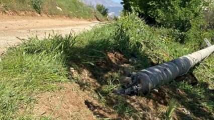 Otomobil elektrik direğine çarptı: 2 ölü,1 yaralı