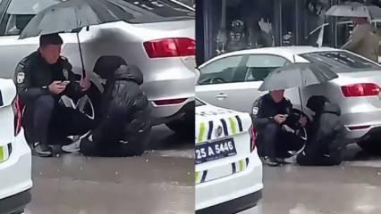 Polis, ambulans beklerken ıslanmaması için yaralı çocuğa şemsiye tuttu