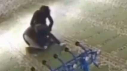‘Bana namaz kılmayı öğret’ diye yardım istediği kişiyi secdede defalarca bıçakladı