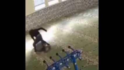 ‘Bana namaz kılmayı öğret’ diye yardım istediği kişiyi secdede defalarca bıçakladı!