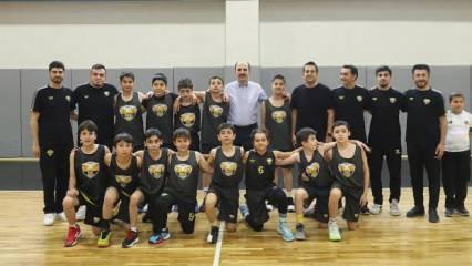 Başkan Altay tekerlekli sandalyeye oturdu engelli basketçilerle maç yaptı