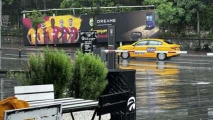 Beşiktaş'ın stadında 'Şampiyon Galatasaray' yazılı reklam panosu
