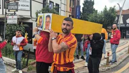 Galatasaray taraftarı Acun Ilıcalı ve Ali Koç’un tabutunu taşıdı: 'Cenazemiz var'