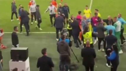 Galatasaray'ın eski yıldızı kupa finalinde kavga etti! Hocalar birbirine girdi