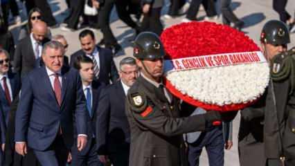 Gençlik ve Spor Bakanı Bak ile beraberindeki heyet, Anıtkabir'i ziyaret etti