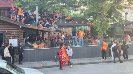 Kafede yer kalmadı, taraftar çatıya çıktı: Bartın'da ilginç görüntüler