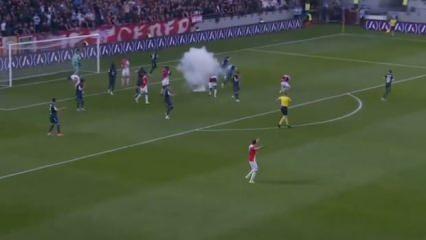 Sahaya patlayıcı madde atıldı! Dört futbolcu yere yığıldı