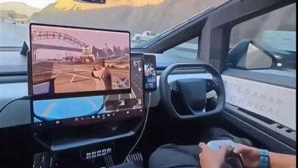Tesla'da GTA 5 oynayan adam viral oldu!