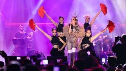 Sahnede zıplama provokasyonuna alet olmuştu! İstinye &Uuml;niversitesi'nden Hande Yener kararı