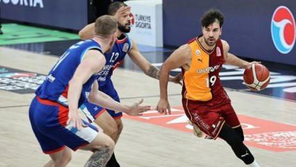 Anadolu Efes, Galatasaray'ı farklı mağlup etti