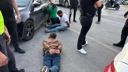 Durdurulan araçtaki şahıslar polise saldırdı