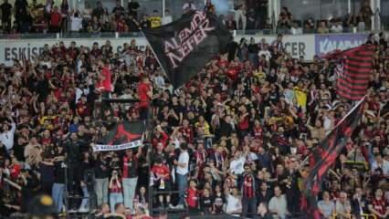 Eskişehirispor şampiyonluğu binlerce taraftarla kutladı