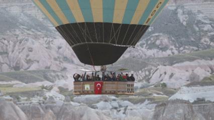 Gökyüzünde görsel şölen! Balonlar Türk bayraklarıyla süzüldü