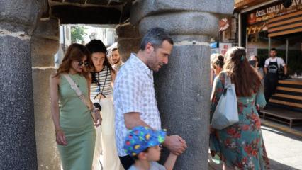 Her ayak bir mezhebi temsil ediyor: 7 kere dönüp dilek tutuyorlar