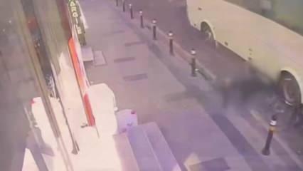Küçükçekmece'de acı ölüm! Fenalaşıp yola düştü, servis minibüsü ezdi