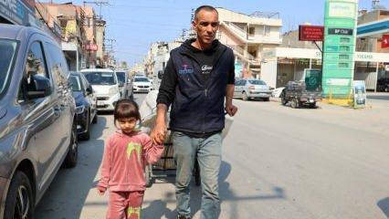 6 yaşındaki Hayrunisa, görme engelli babasına rehberlik yapıyor