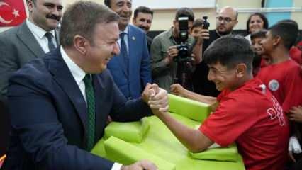 Valiyle bilek güreşi, kahkahalara bitti 