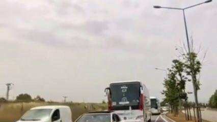 Düğün konvoyunda yine aynı görüntü! Kazaya ramak kaldı...
