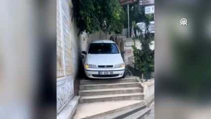 Eyüpsultan'da sürücünün otomobiliyle merdivenlerden inmeye çalışması kamerada