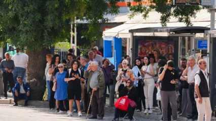 İzmir'de vatandaş güne böyle uyandı: Duraklar doldu, araçlar ilerleyemedi!