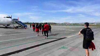 Konaklamaya otel bulamayan Doğu Anadolu ekibi &ouml;zel u&ccedil;akla yola &ccedil;ıktı