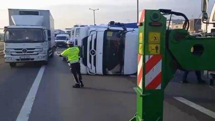 Pendik'te TEM Otoyolu'nda TIR devrildi!